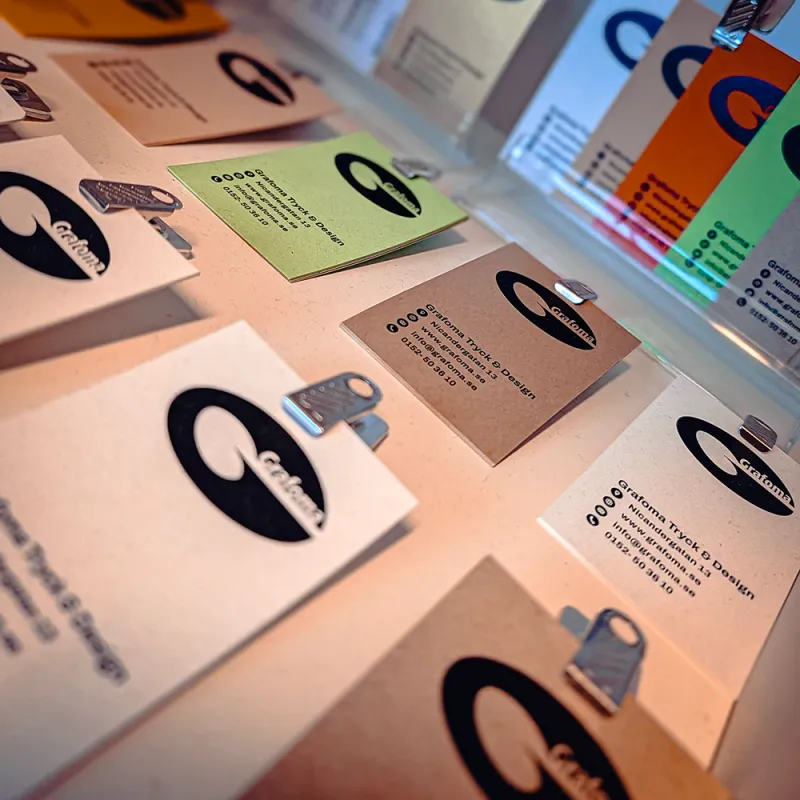 många typer av visitkort som ligger utplacerade på ett bord.